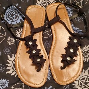 Black shoescute three flowers with dia